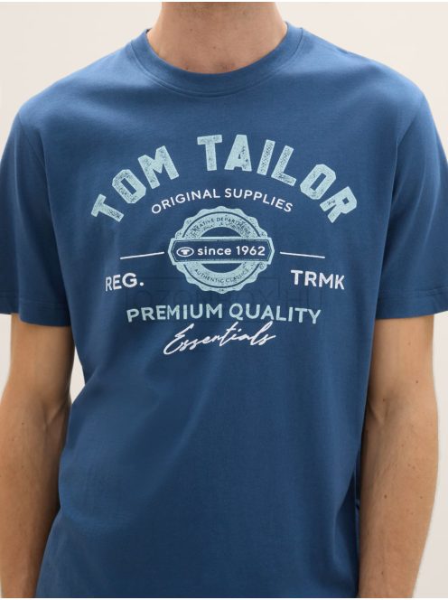 1037735-26779 Tom Tailor férfi rövid ujjú póló logó nyomtatással (éjszakai kék)