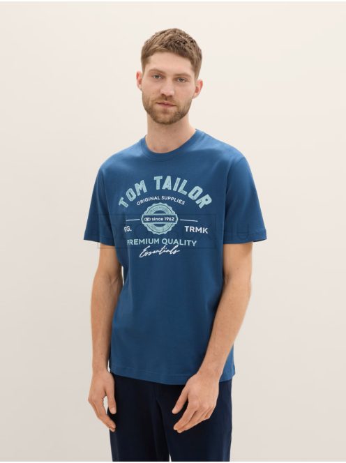 1037735-26779 Tom Tailor férfi rövid ujjú póló logó nyomtatással (éjszakai kék)