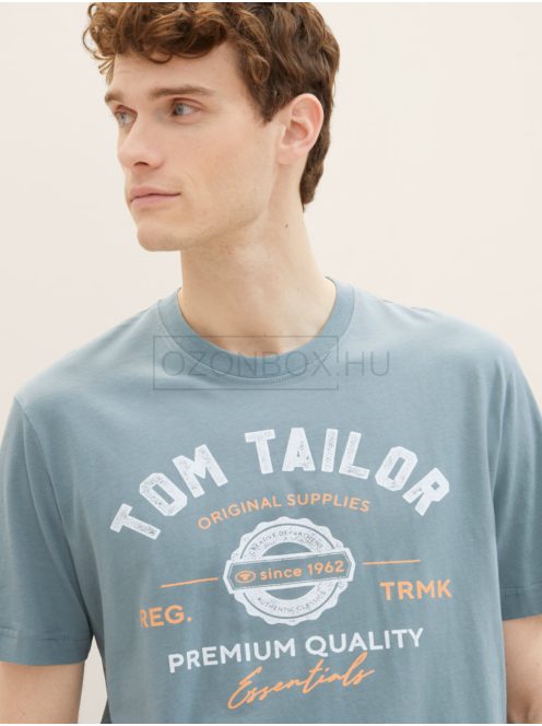 1037735-27475 Tom Tailor férfi rövid ujjú póló logó nyomtatással (szürke menta)