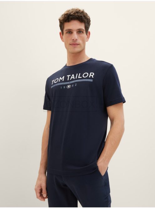 1040988-10668 Tom Tailor férfi rövid ujjú póló logó nyomtatással pilótakék színben