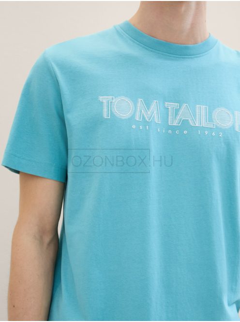 1041816-35272 Tom Tailor férfi rövid ujjú póló logó nyomtatással réti kékeszöld színben