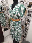24218 Flora – nyári midi ruha övvel (élénk zöld-fehér mintás)