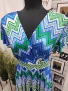 5471 Azura mintás ruha (krém-királykék-zöld-cikcakk)