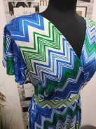 5471 Azura mintás ruha (krém-királykék-zöld-cikcakk)