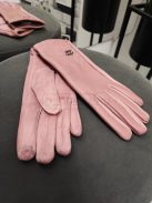 7583  Puha műbőr/művelúr kesztyű fémdísszel világos rózsaszín színben