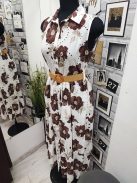 90246 Violetta mintás maxi ruha (fehér alapon bézs és barna virágos)