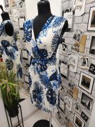9272 ISABELLA pliszírozott átlapolt ruha kék mintával