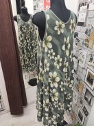 9775 Freesia – virágos nyári ruha (kekizöld)