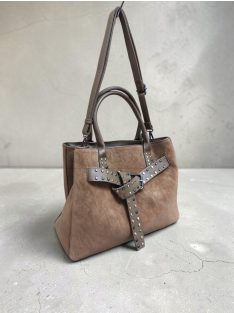   MC812 Nadira – taupe barna szegecses női válltáska elegáns, strukturált fazonnal