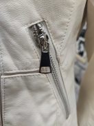 T3-076-11 CHLOE karcsúsított műbőrkabát törtfehér színben