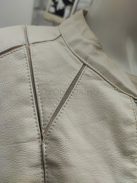 T3-076-11 CHLOE karcsúsított műbőrkabát törtfehér színben