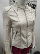 T3-076-11 CHLOE karcsúsított műbőrkabát törtfehér színben