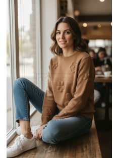   WMY-5772 Elodie – Virágdomborításos kötött pulóver (barna)